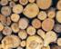 Holzbau: Gestapelte Baumstämme