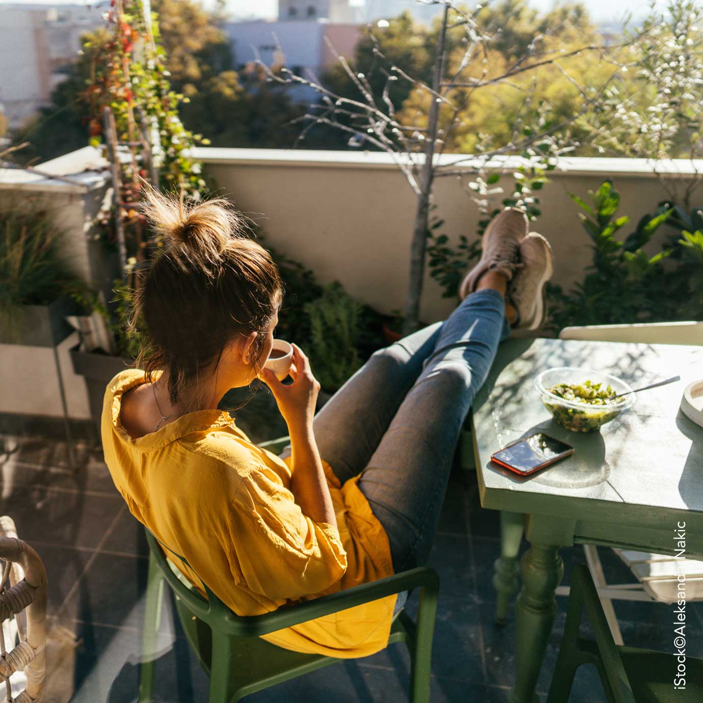 BPD Frau Balkon Istock Aleksandarnakic